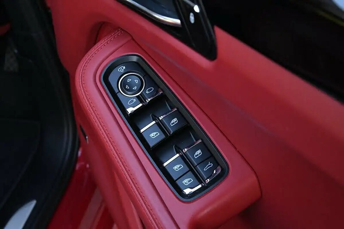 2018-porsche-macan-30-gts-big-37
