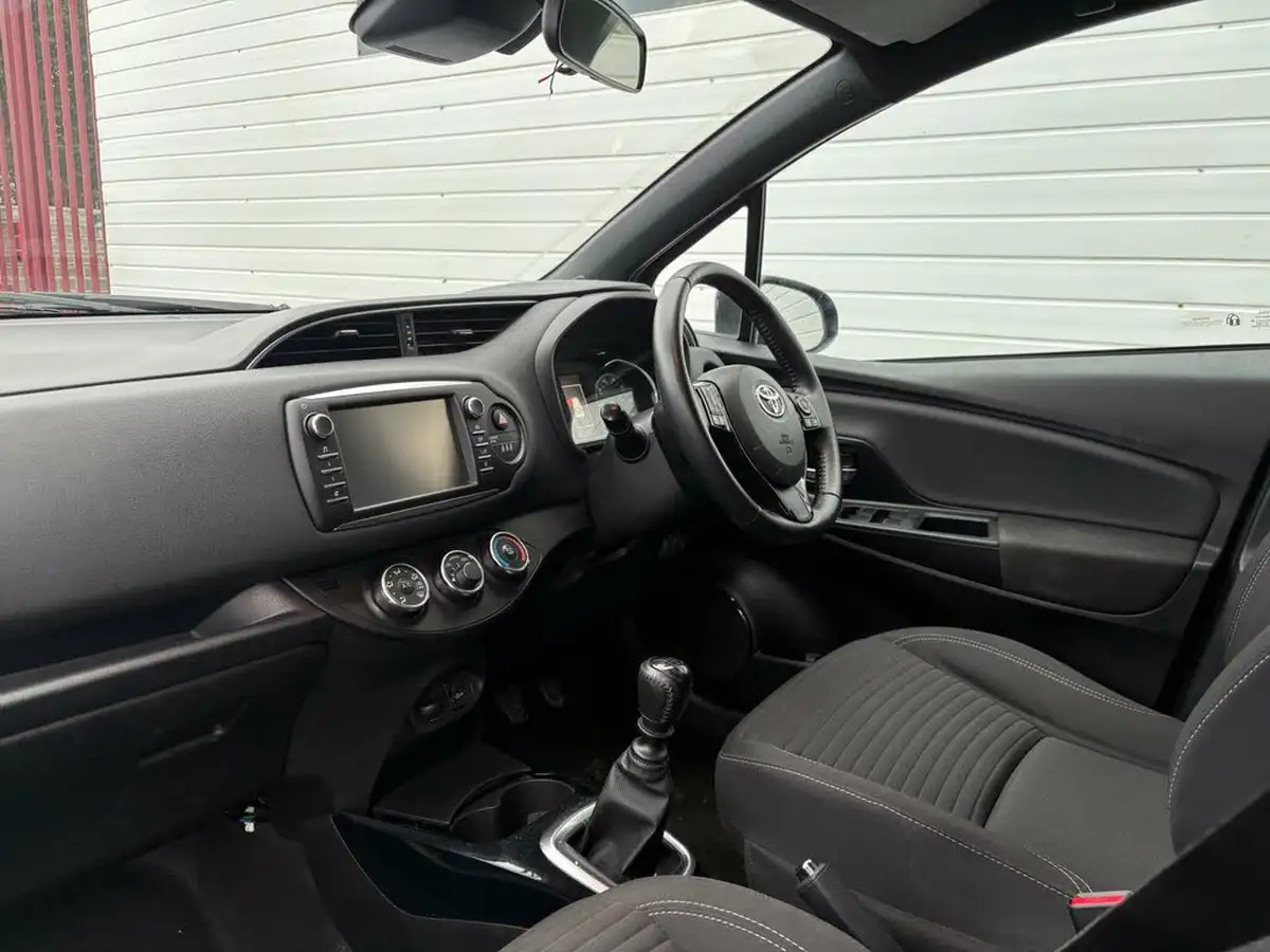 2018-toyota-yaris-15-vvt-i-red-bi-tone-1496cc-big-17