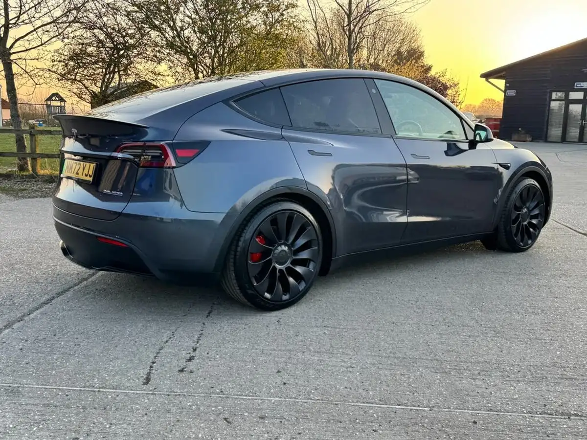2023-tesla-model-y-e-performance-big-19