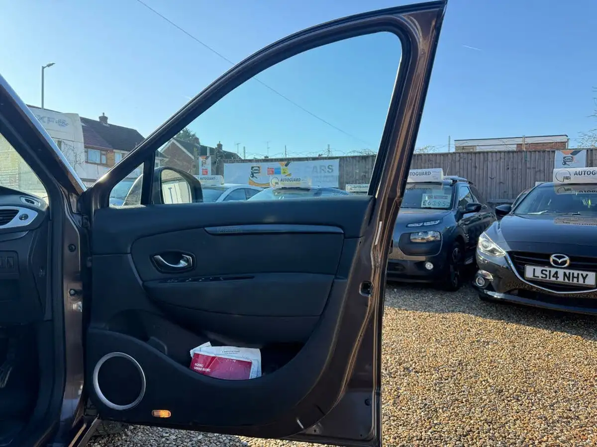 2010-renault-grand-scenic-14-dynamique-big-31