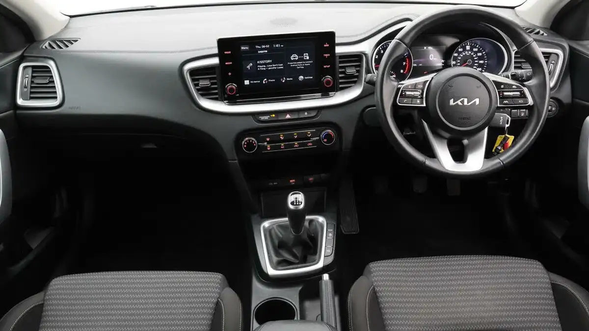 2023-kia-ceed-15-t-gdi-2-158bhp-non-adap-hatchback-big-13