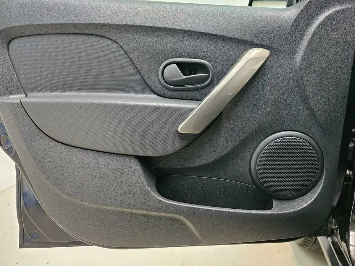 2014-dacia-sandero-stepway-09-laureate-big-22
