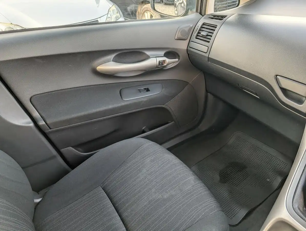 2007-toyota-auris-16-tr-vvt-i-5d-big-13