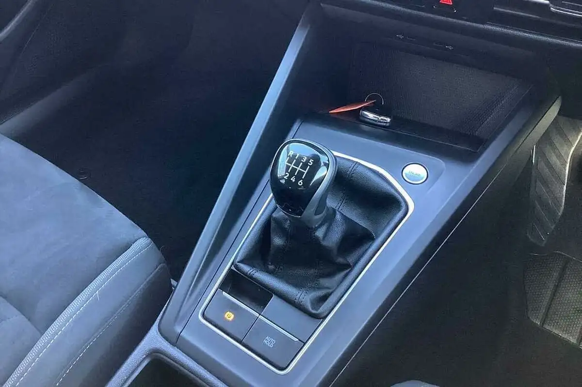 2022-volkswagen-golf-15-tsi-style-130ps-hatchback-big-18