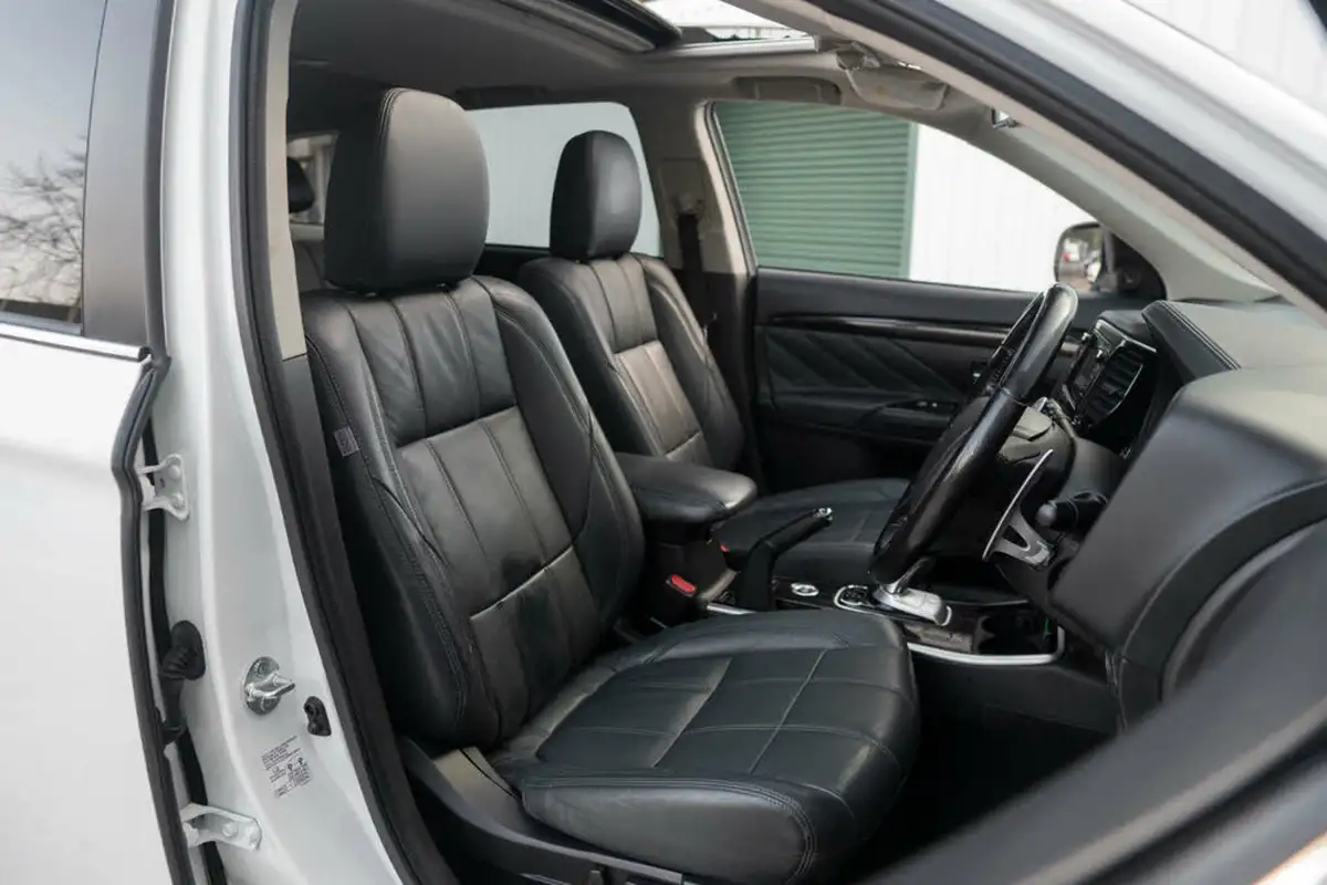 2016-mitsubishi-outlander-20-gx5hs-phev-big-10