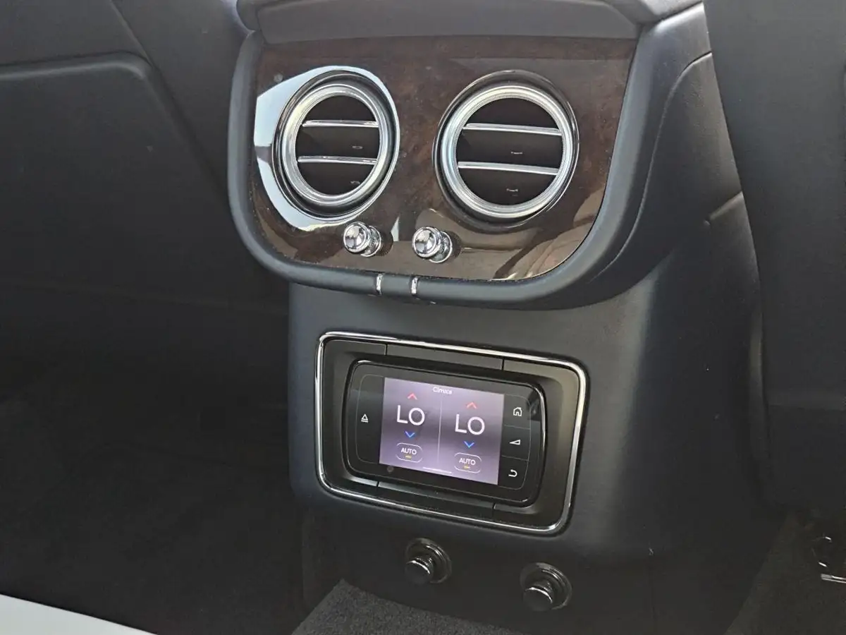 2016-bentley-bentayga-60-w12-big-36