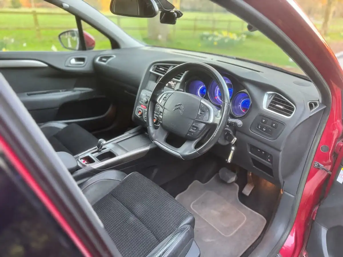 2013-citroen-c4-16e-hdi-exclusive-egs6-big-21