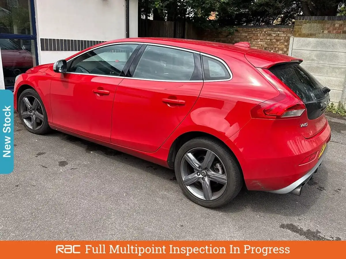 2017-volvo-v40-20-t2-r-design-big-1