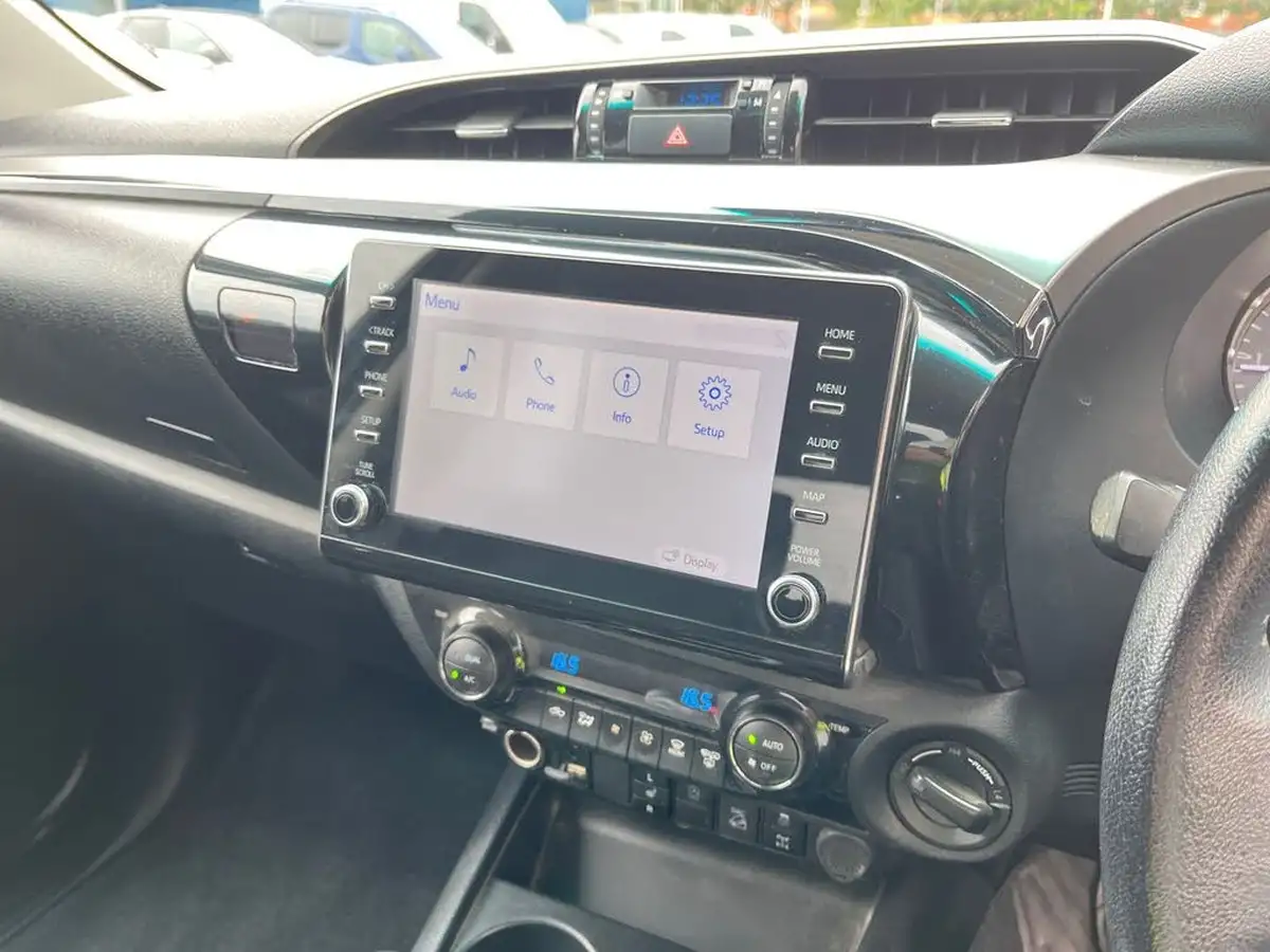 2023-toyota-hi-lux-28d-4d-invincible-2754cc-auto-big-7