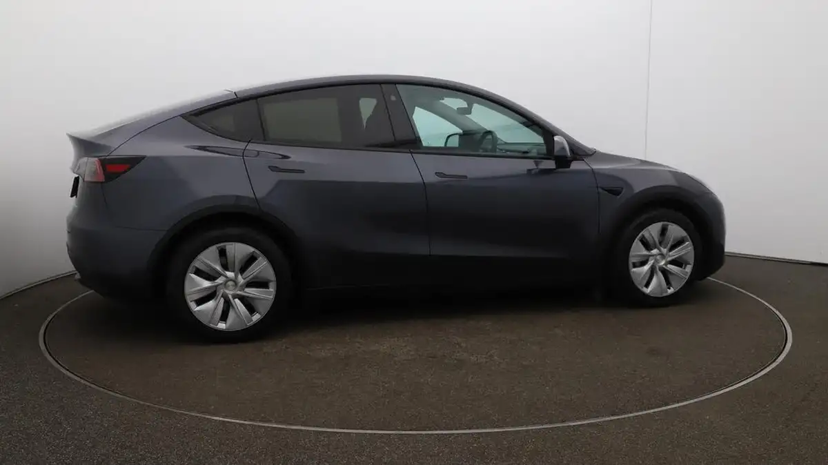 2022-tesla-model-y-e-long-range-big-51