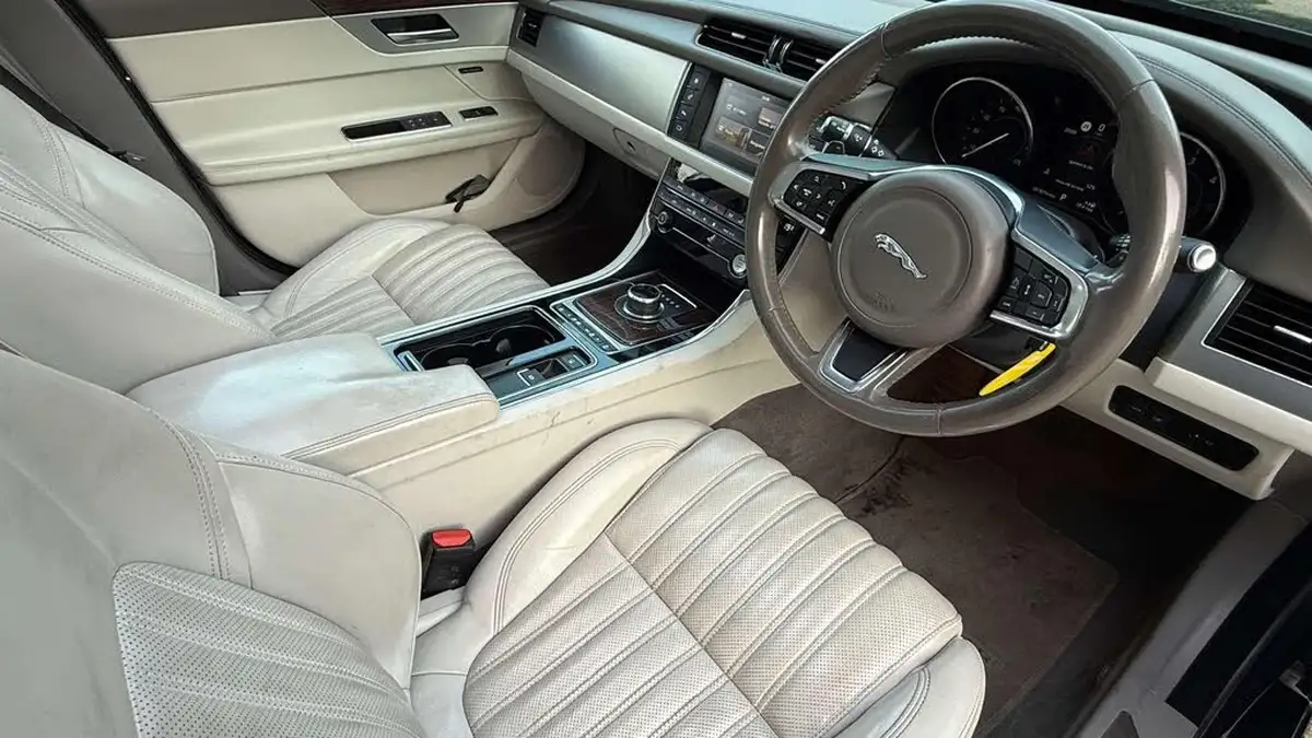 2017-jaguar-xf-20td-portfolio-240ps-awd-saloon-4d-1998cc-auto-big-20