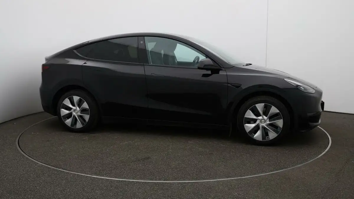 2022-tesla-model-y-e-long-range-big-39