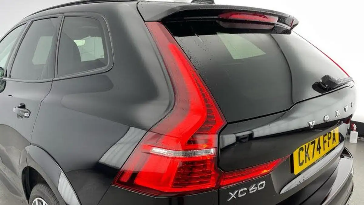 2024-volvo-xc60-20-t8-ultimate-dark-big-29
