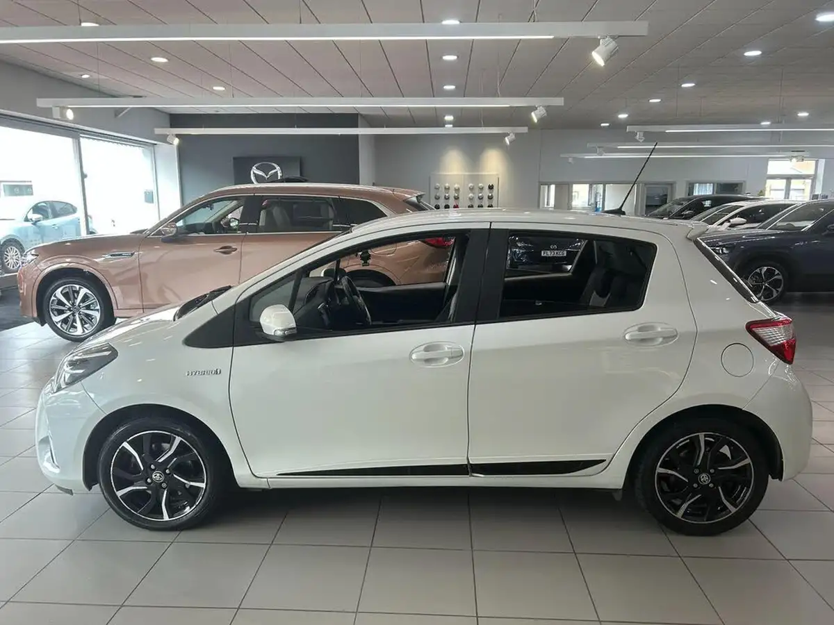 2018-toyota-yaris-15-vvt-i-design-hybrid-big-4