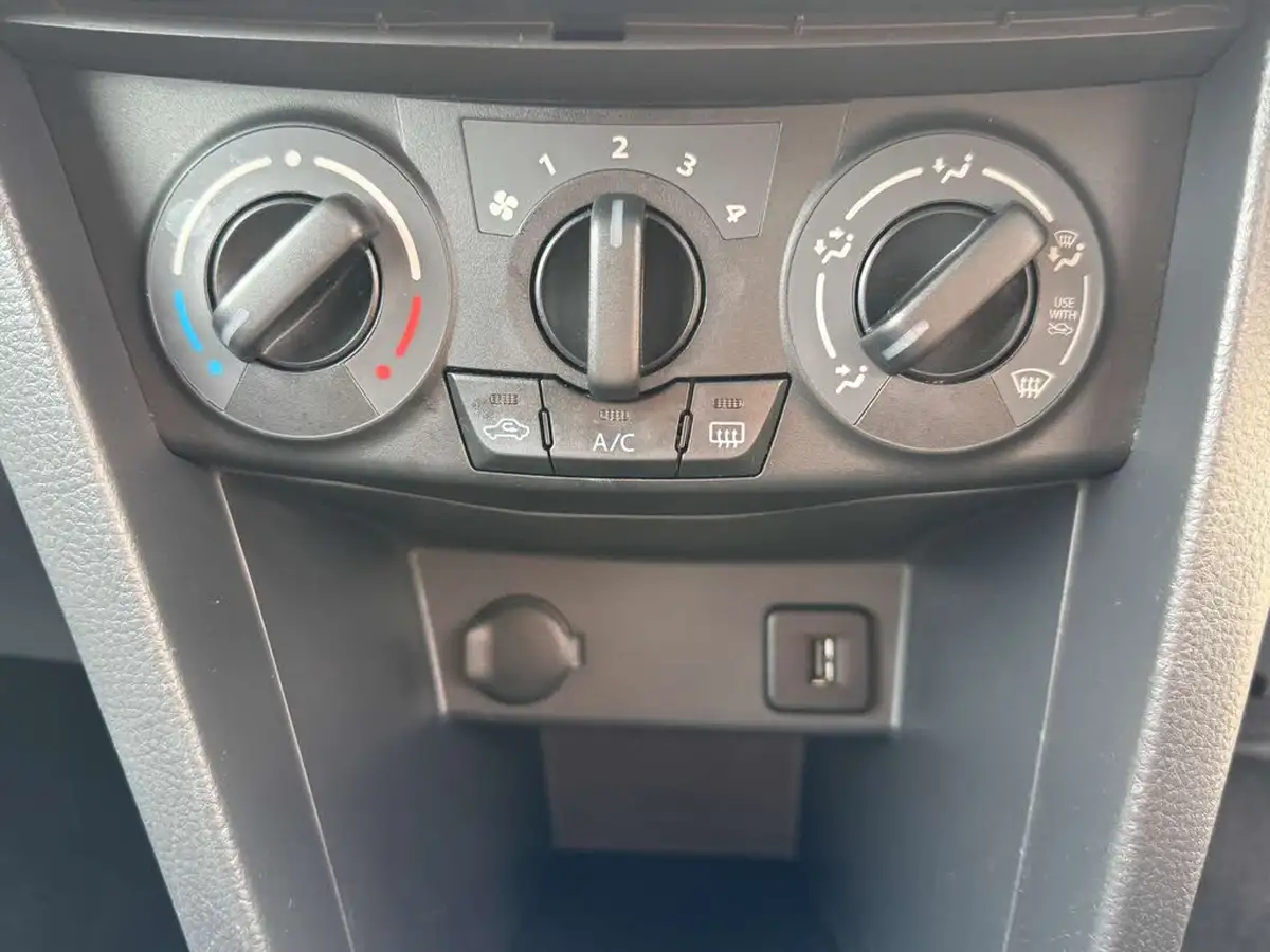 2011-suzuki-swift-12-sz3-3d-big-47
