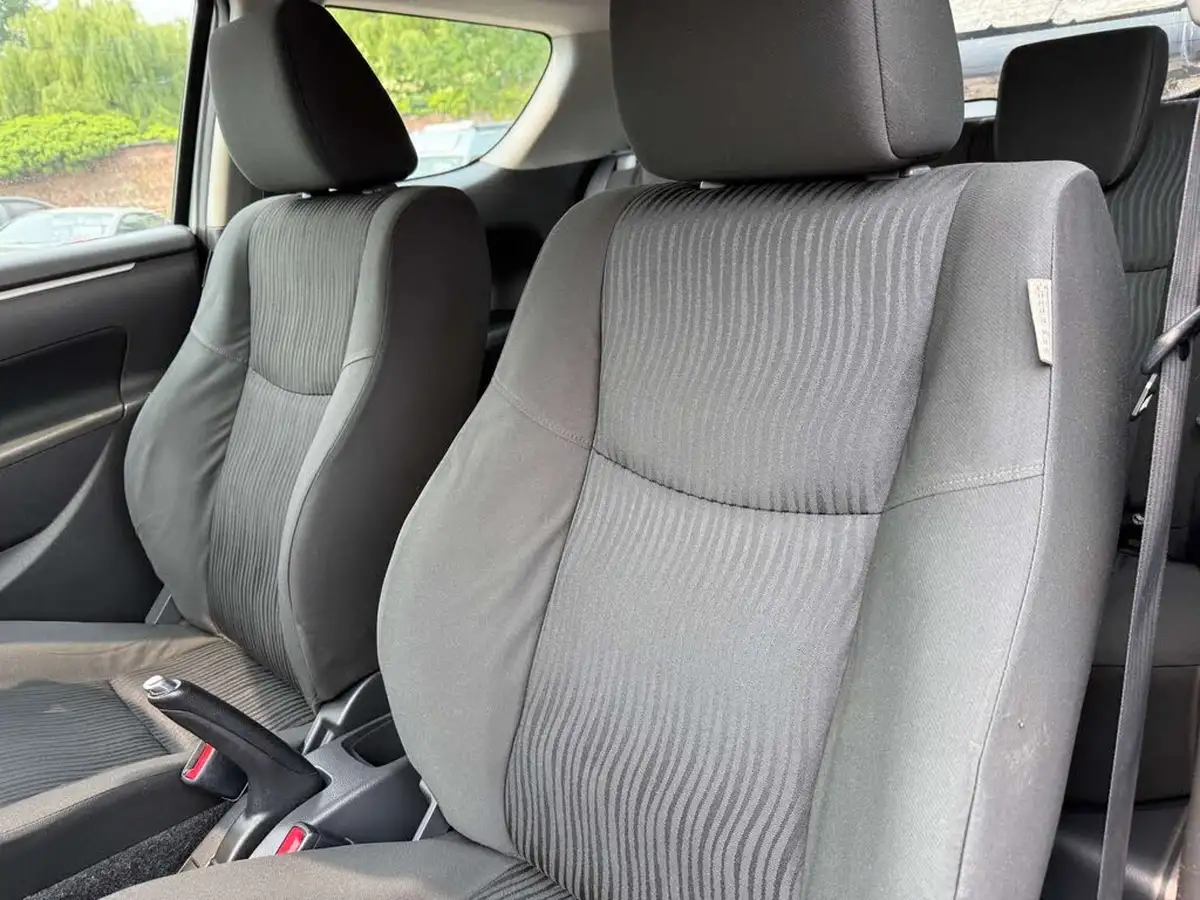 2011-suzuki-swift-12-sz3-3d-big-23