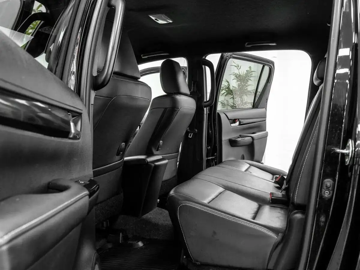 2018-toyota-hi-lux-24d-4d-invincible-at35-32t-auto-big-23