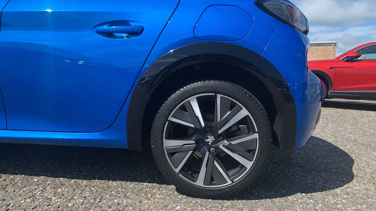 2020-peugeot-208-12-puretech-gt-line-100bhp-eat8-big-14
