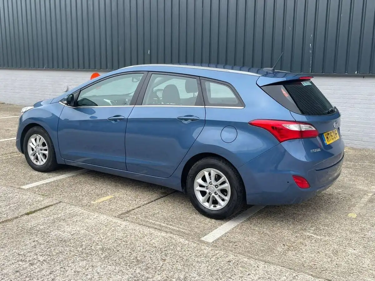 2015-hyundai-i30-16crdi-se-nav-110ps-tourer-big-65