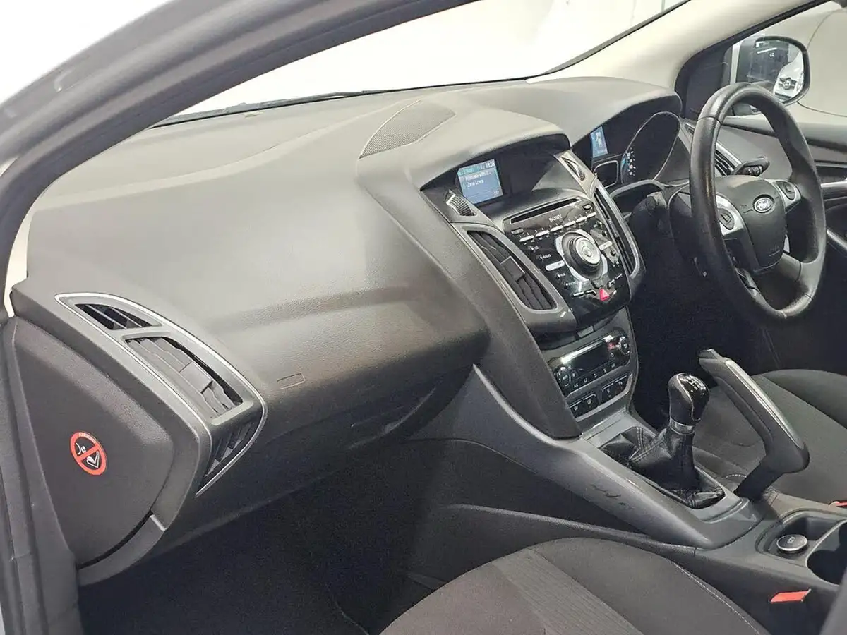 2012-ford-focus-16-titanium-ti-vct-125ps-hatchback-big-13