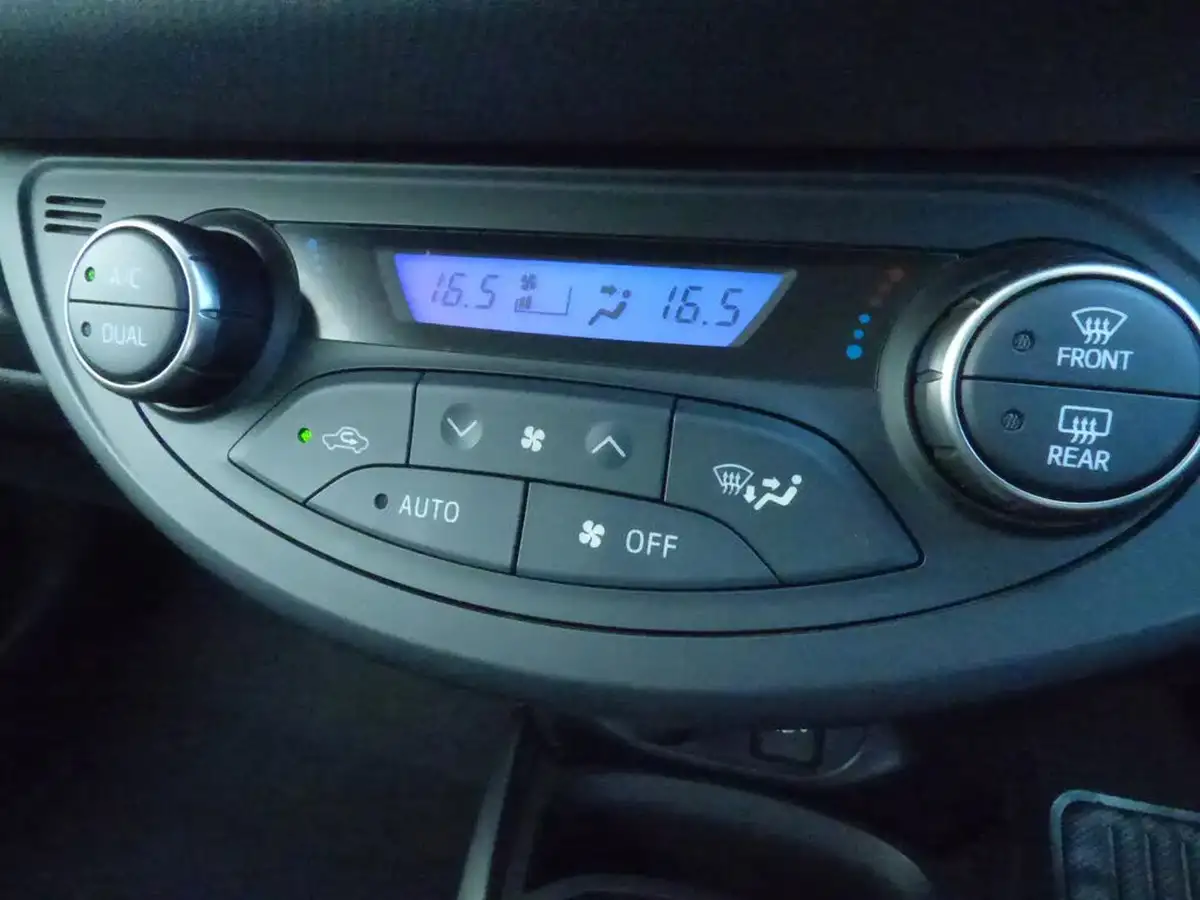 2017-toyota-yaris-15-vvt-i-icon-hybrid-big-23