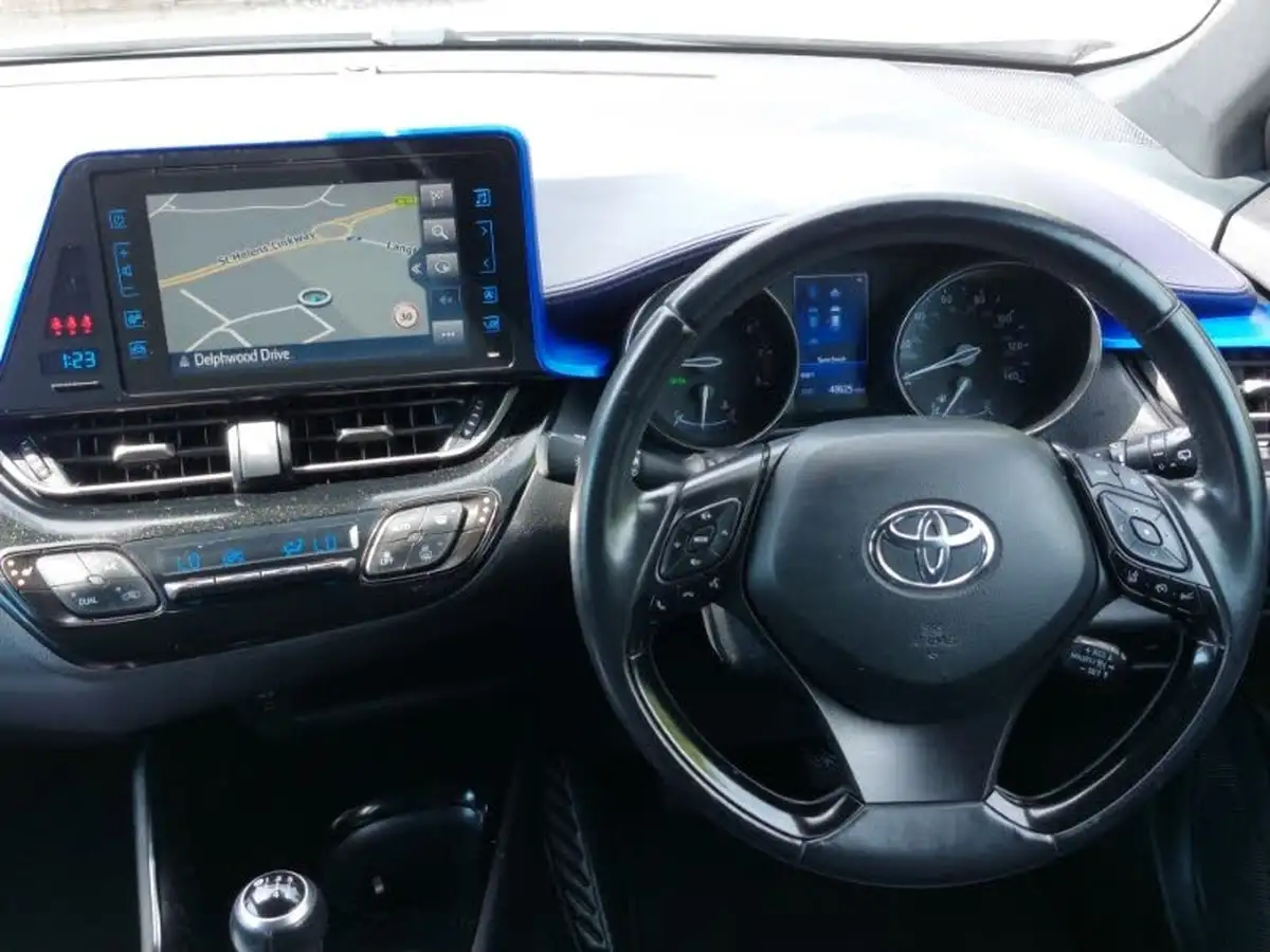 2017-toyota-c-hr-12-dynamic-big-6