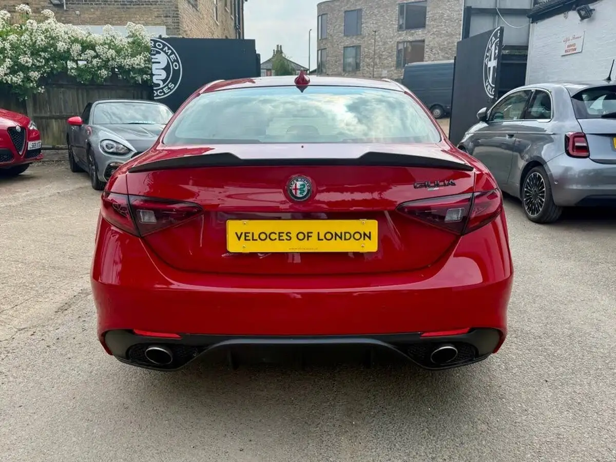 2017-alfa-romeo-giulia-20-veloce-big-23