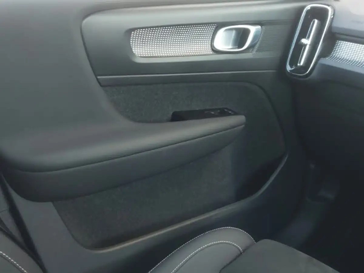 2022-volvo-xc40-e-recharge-plus-228bhp-big-10