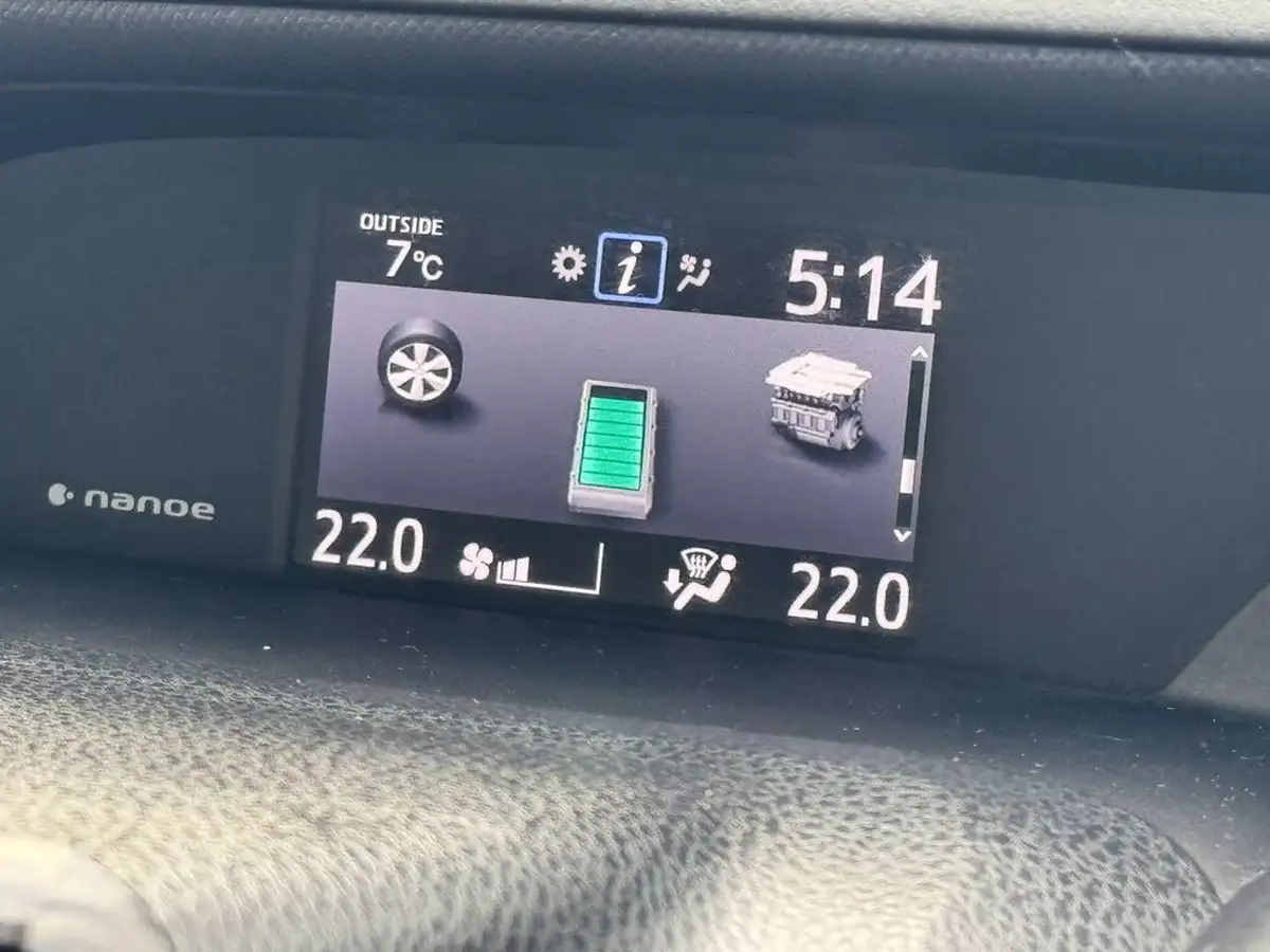 2015-toyota-voxy-18-hybrid-big-29