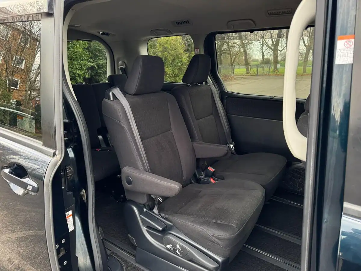 2015-toyota-voxy-18-hybrid-big-33