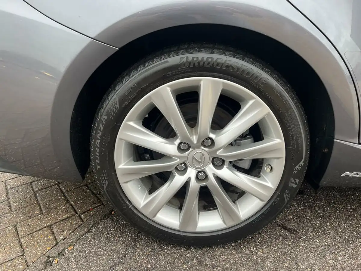 2015-lexus-is-300h-25-advance-big-8