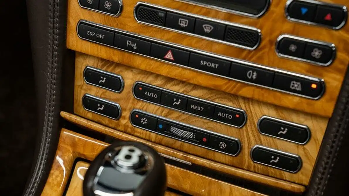 2008-bentley-azure-68-big-34