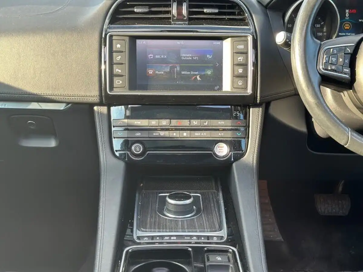 2017-jaguar-f-pace-20-i4d-portfolio-180ps-awd-auto-big-25