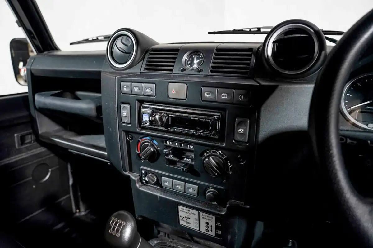 2016-land-rover-110-defender-22td-xs-22i-station-wagon-5-drs-big-25