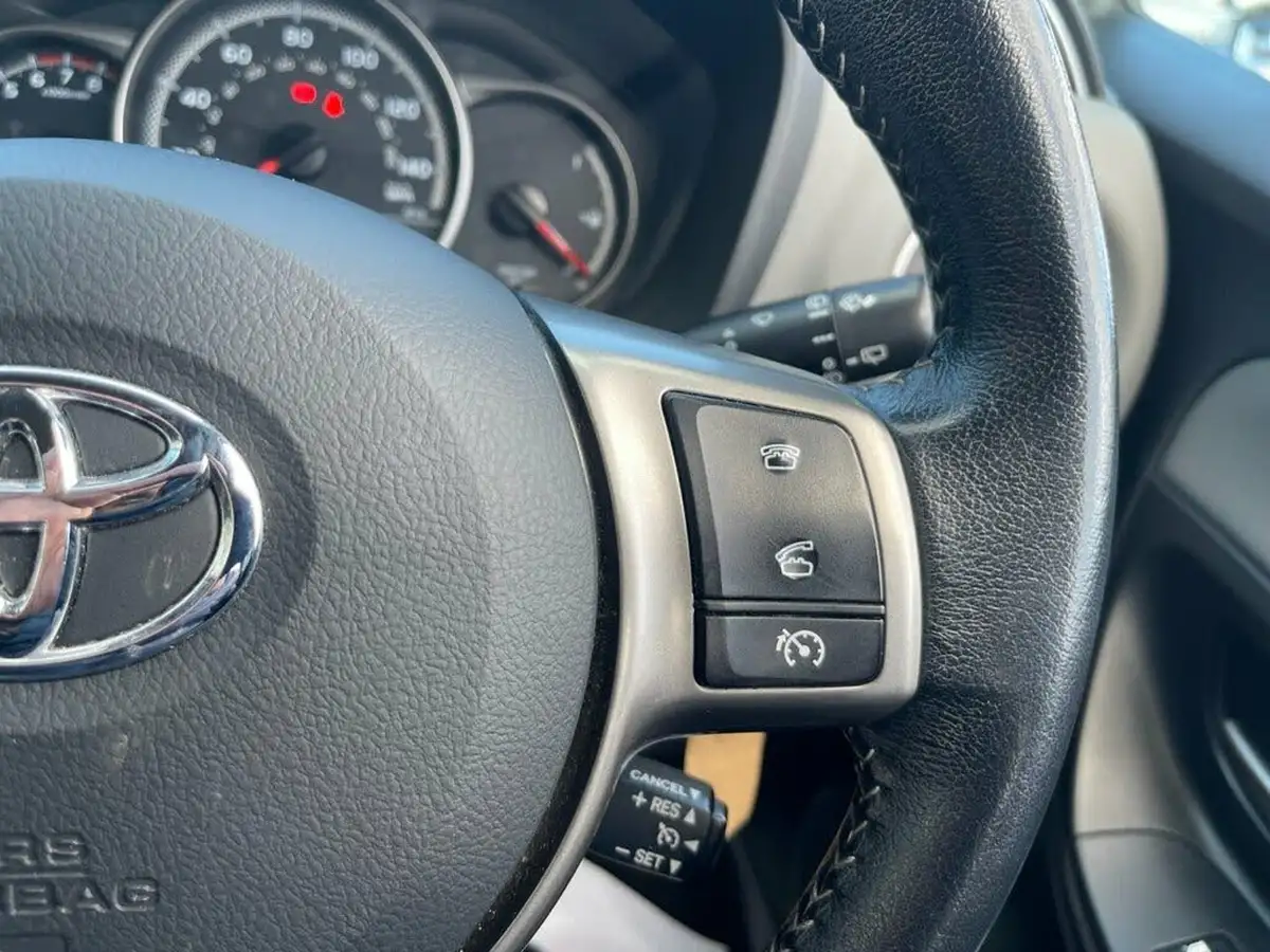 2016-toyota-yaris-133-icon-vvt-i-5d-big-16