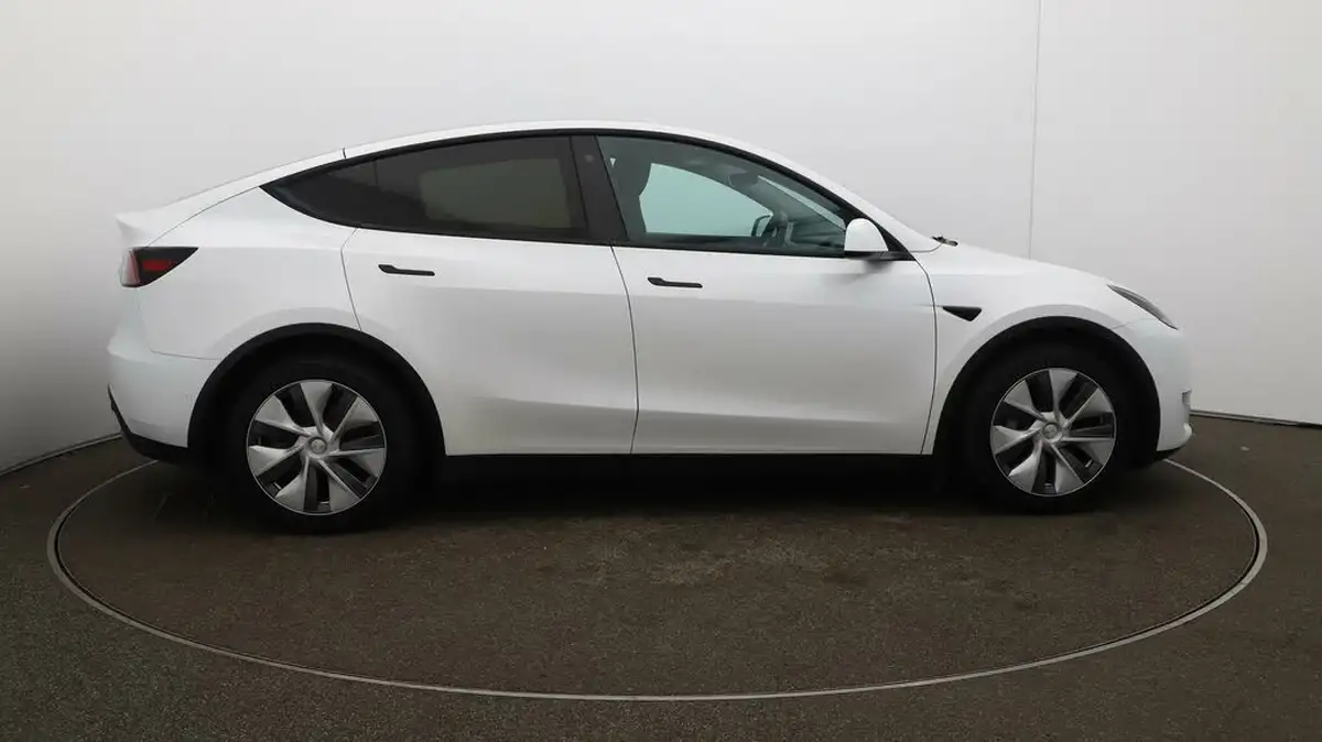 2022-tesla-model-y-e-long-range-big-42