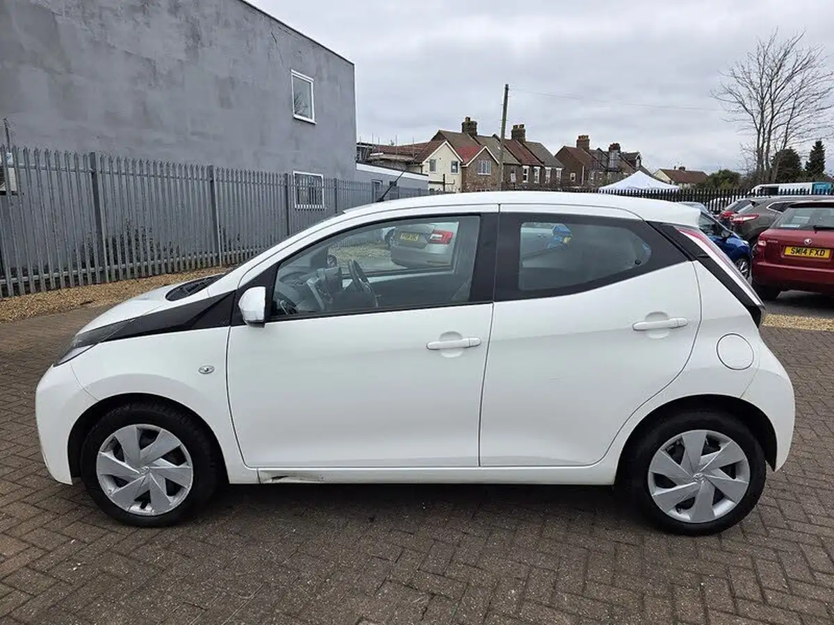 2016-toyota-aygo-10-vvt-i-x-play-68bhp-5d-big-3