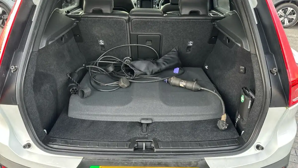 2021-volvo-xc40-e-p8-first-edition-big-16
