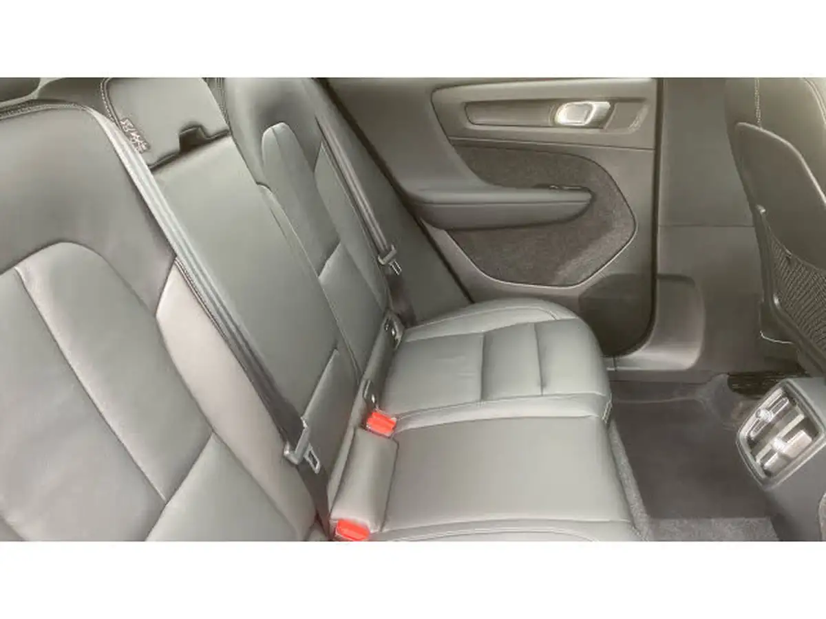 2024-volvo-xc40-20-b4-ultra-bright-big-32
