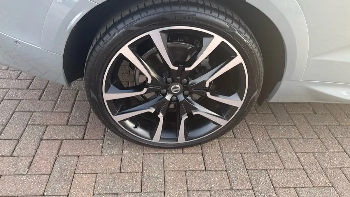 2024-volvo-xc60-20-b5-ultra-dark-big-48