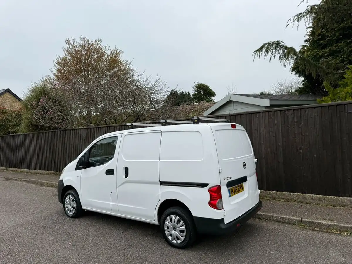 2015-nissan-nv200-15td-acenta-89bhp-panel-van-big-5