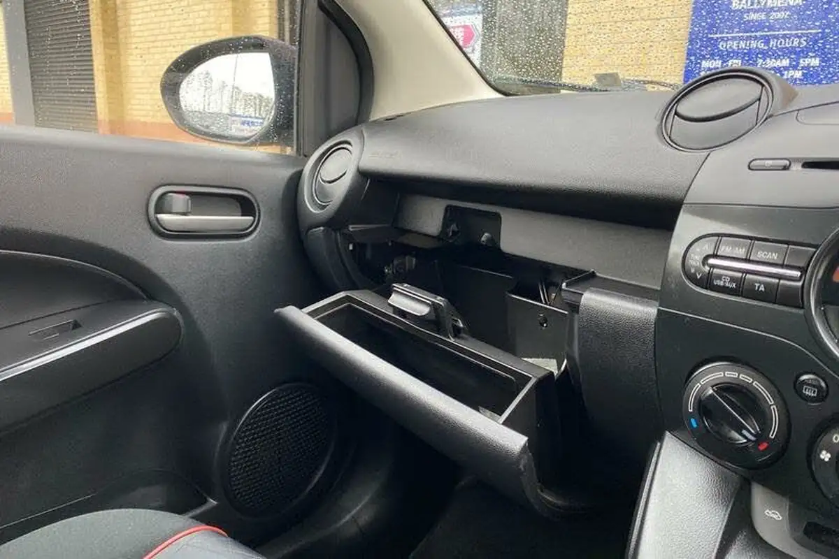 2015-mazda-mazda2-13-black-edition-big-37
