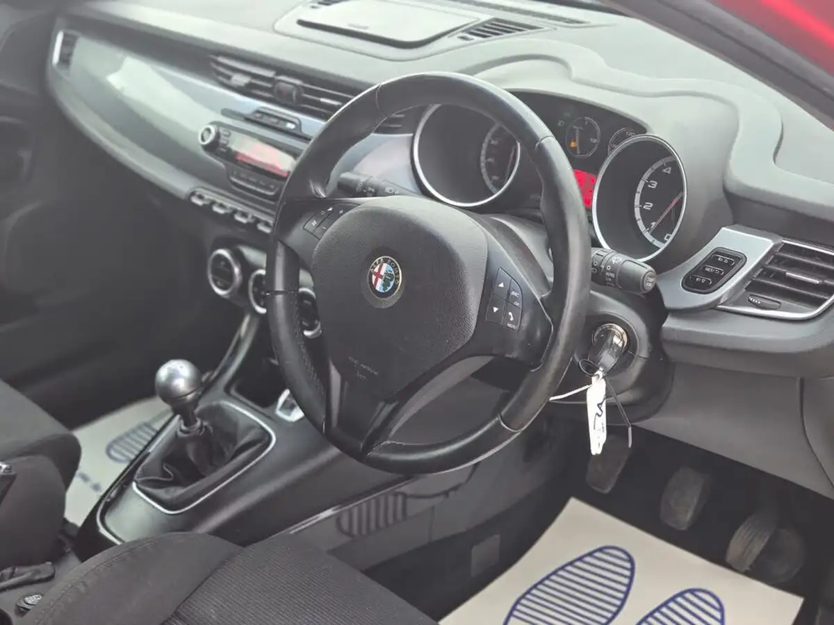 2013-alfa-romeo-giulietta-14-lusso-tb-120bhp-big-15