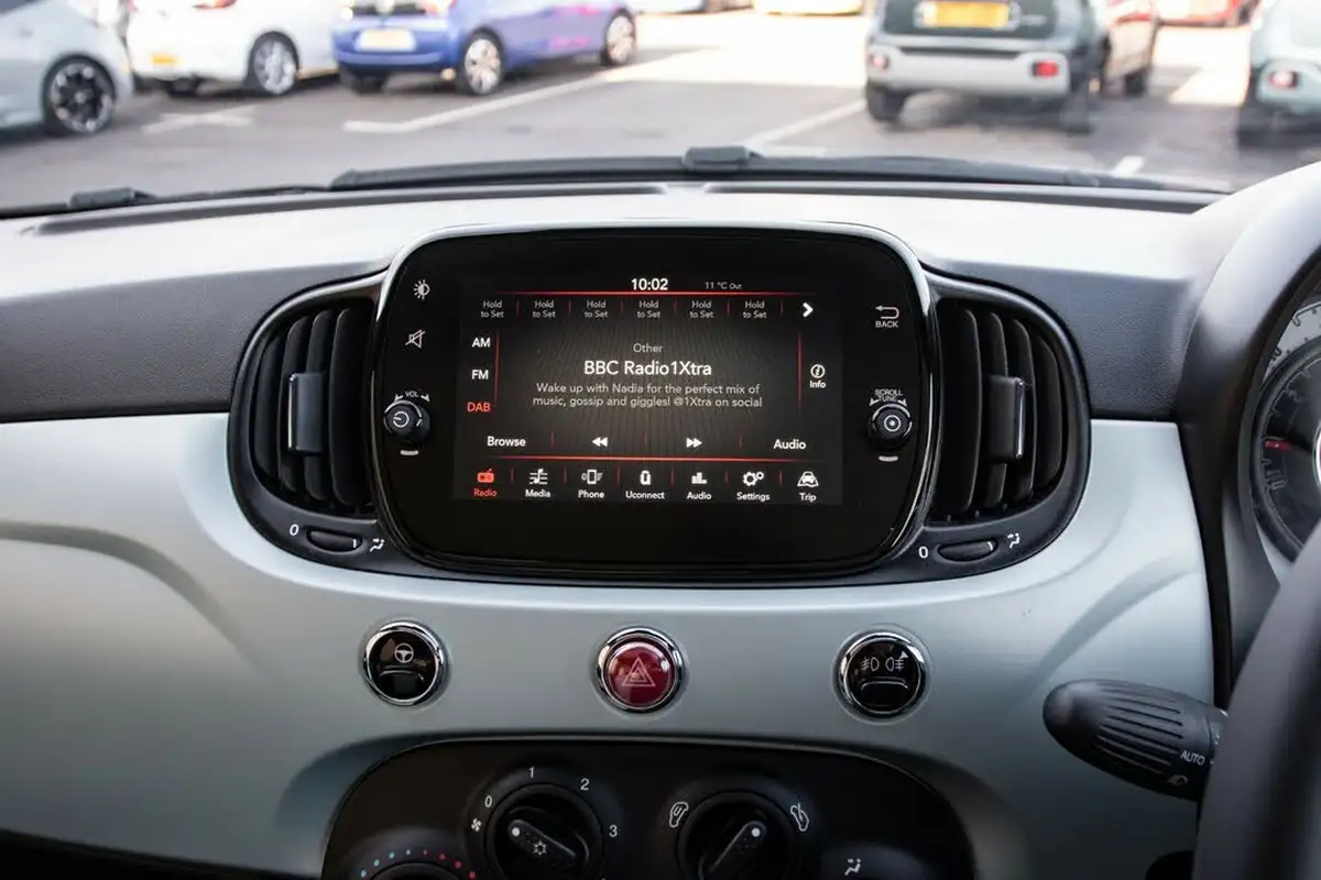 2022-fiat-500-10-dolcevita-big-21