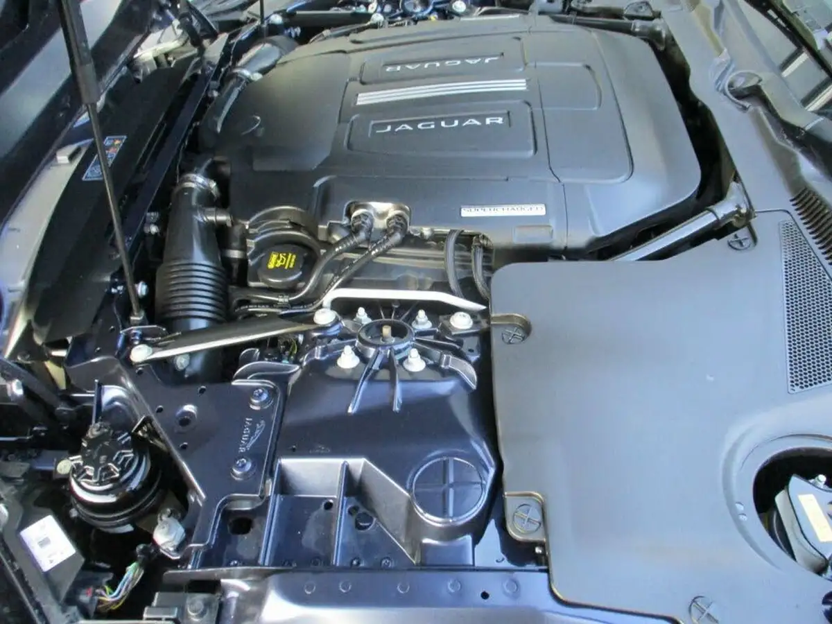 2014-jaguar-f-type-30-v6-coupe-quickshift-big-16