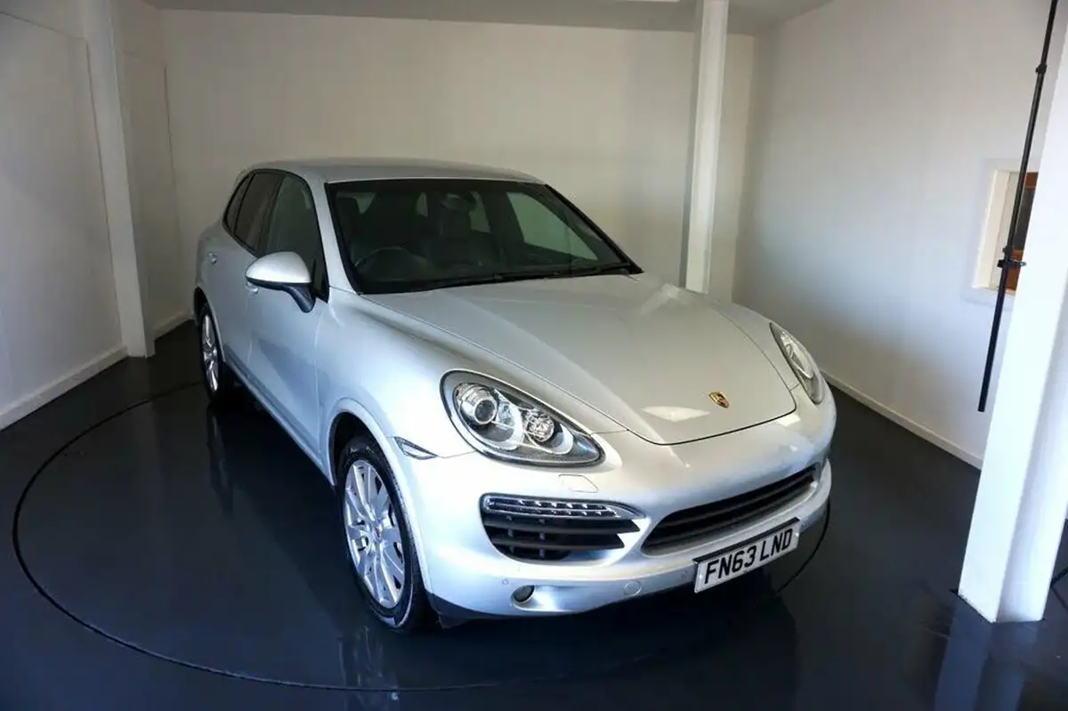 2013-porsche-cayenne-big-13