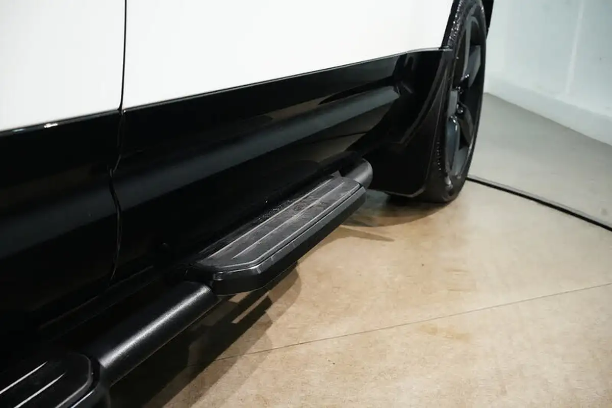 2023-land-rover-110-defender-30-d300-x-dynamic-hse-big-17