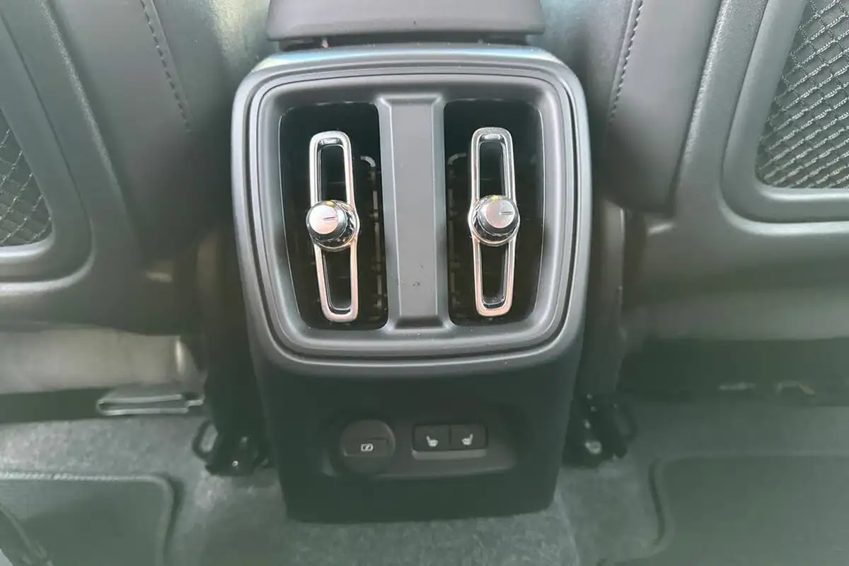 2024-volvo-xc40-20-b4-plus-big-31
