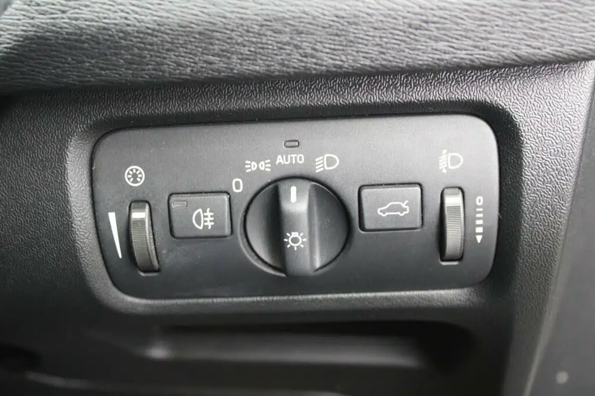 2013-volvo-v40-20td-d3-cross-country-se-big-46