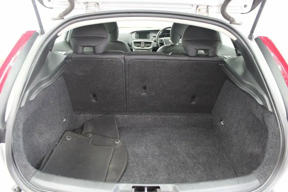 2013-volvo-v40-20td-d3-cross-country-se-big-22